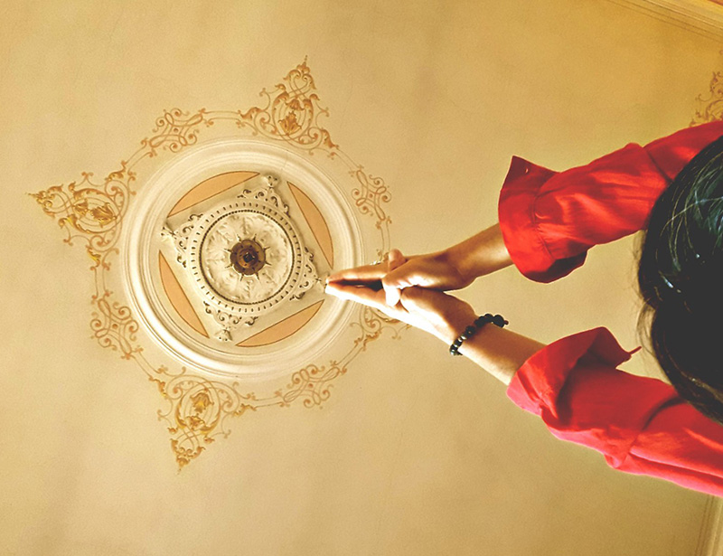 mani giunte rivolte al centro del soffitto del centro yoga Vidya