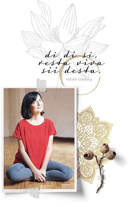 yoga bologna - immagine a colori di Barbara seduta che sorride