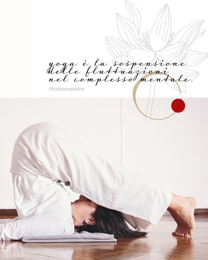 yoga a Bologna - barbara villa seduta a terra durante esecuzione di una asana