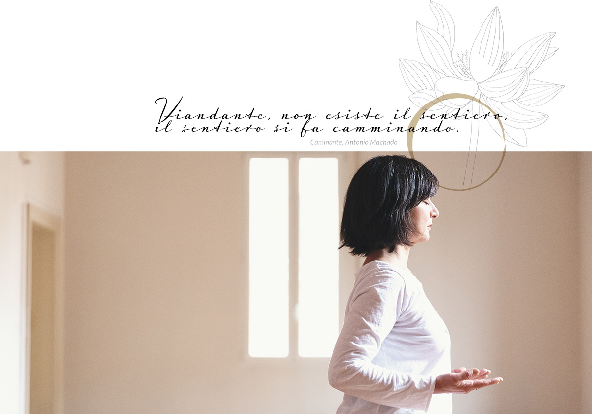 studio yoga - immagine di barbara villa in piedi durante asana