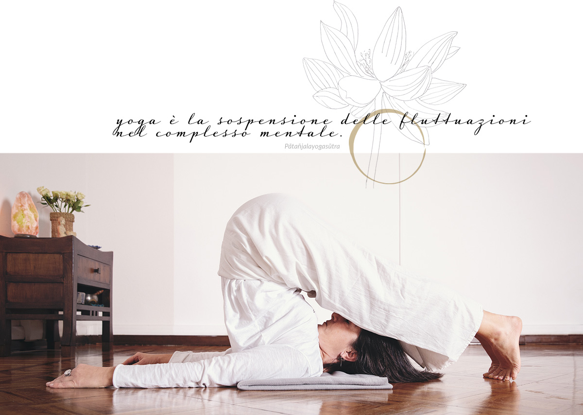 studio yoga - barbara villa seduta a terra durante esecuzione di una asana